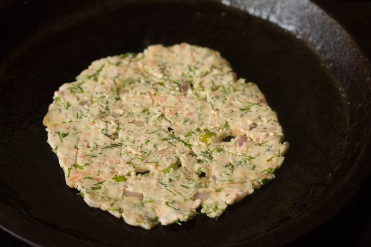 cooking akki roti on skillet