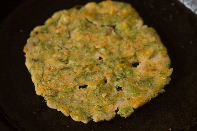 cooking akki roti on skillet