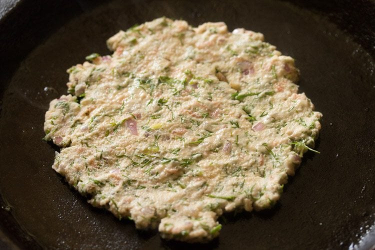 cooking akki roti on skillet