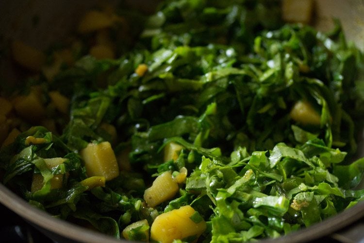 receta de palak seco aloo