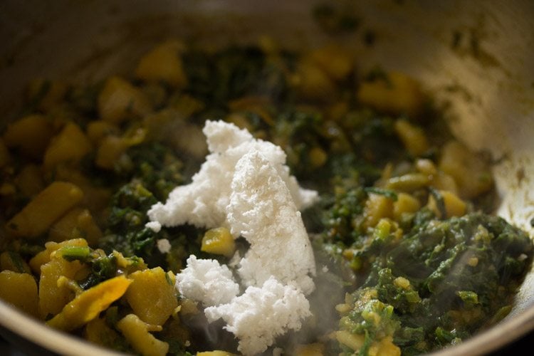 fresh grated coconut added to the palak ki sabji. 