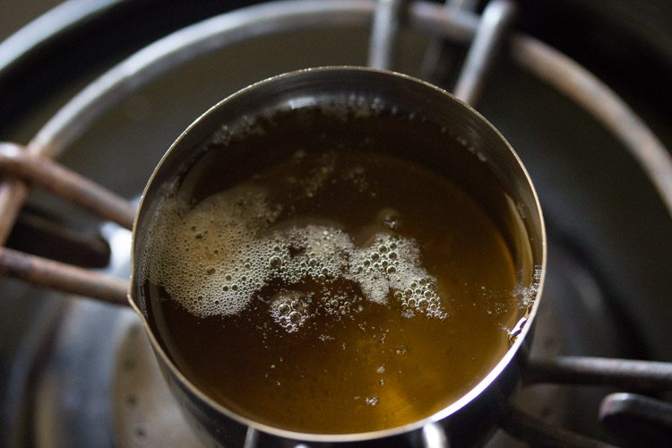 mezclando bien la asafétida en el aceite caliente.