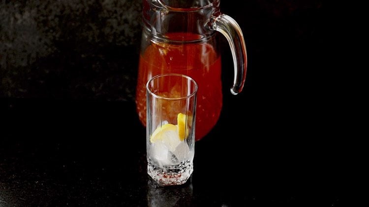 making lemon iced tea