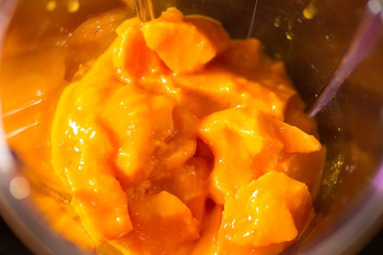 chopped mangoes in a blender jar. 