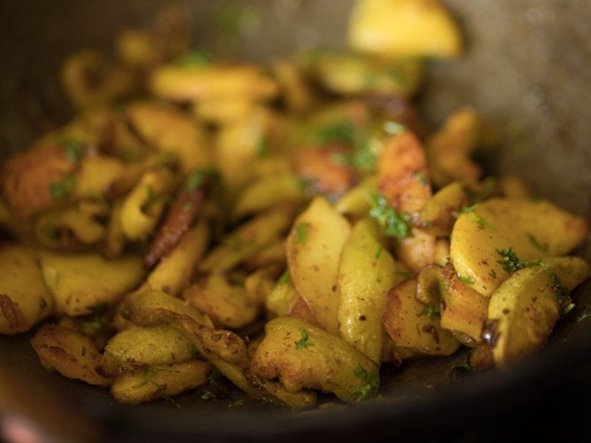 sukhi aloo parwal sabzi recipe