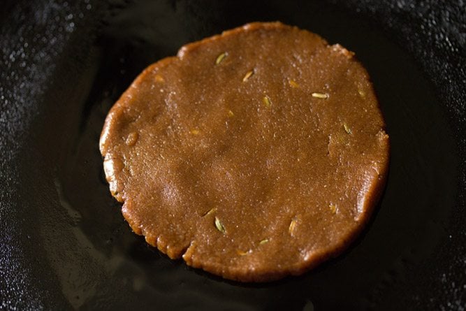 cooking gur ki roti on tawa