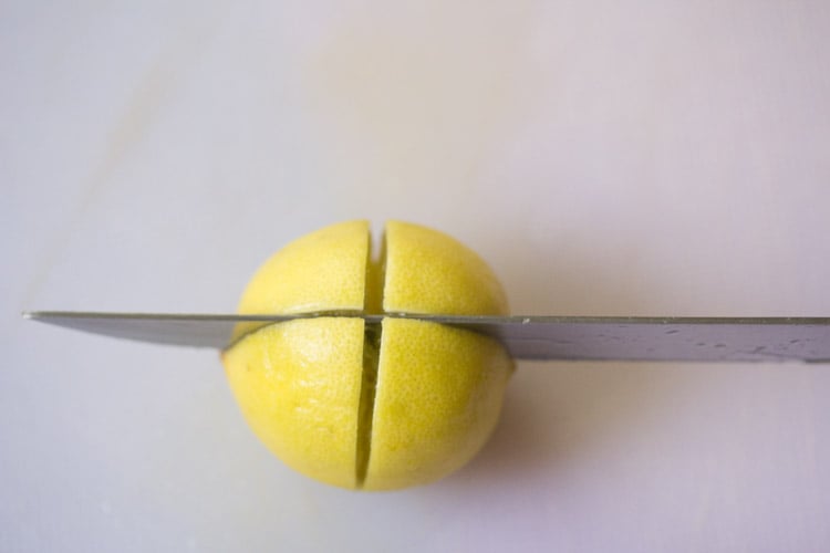 limón siendo rebanado 
