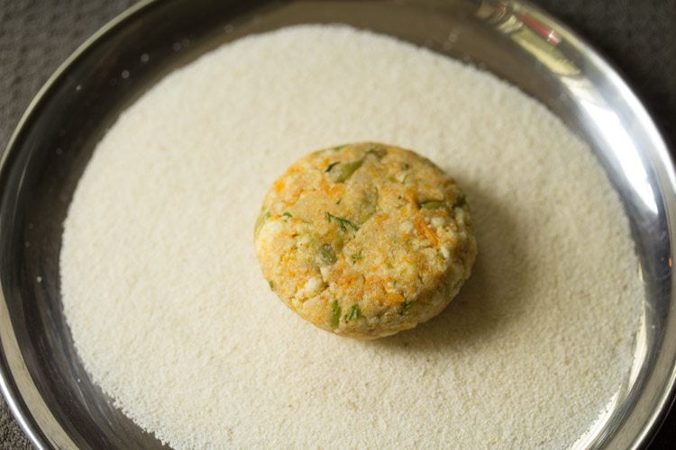 paneer cutlet placed on rava