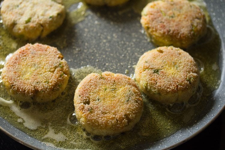 paneer cutlet placed on tawa