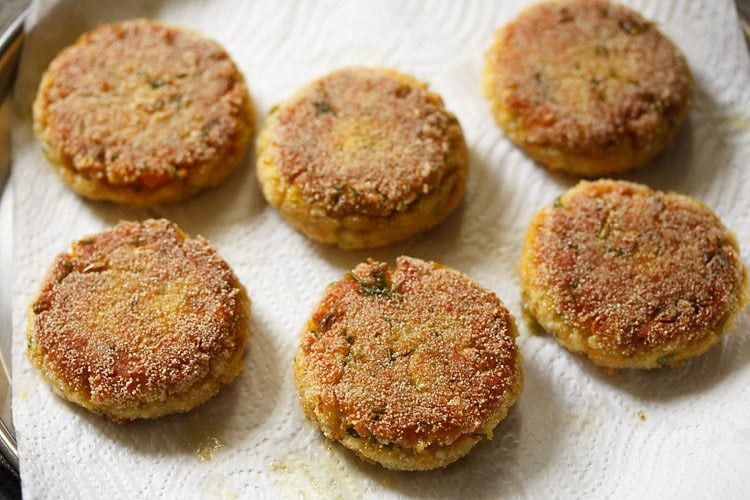 fried paneer cutlet placed on kitchen paper towels