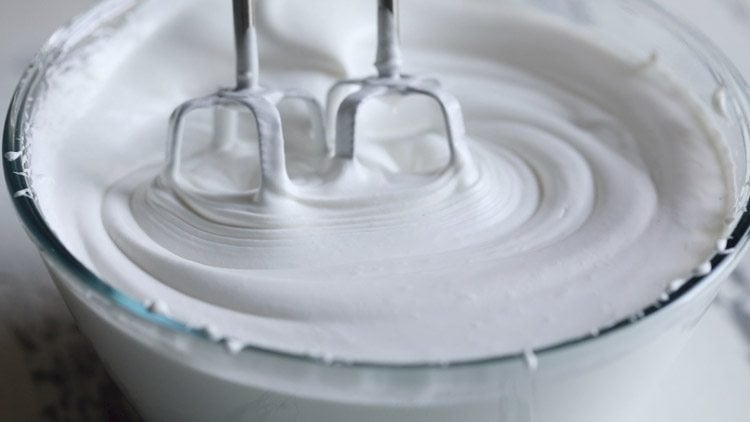 hand mixer beating cream 