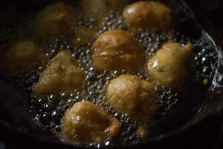 making goli baje recipe, making Mangalore bonda recipe