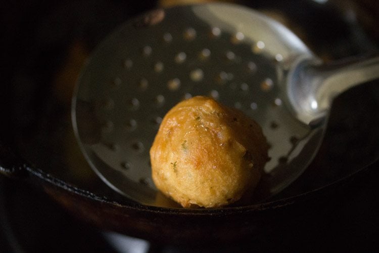 making goli baje recipe, making Mangalore bonda recipe