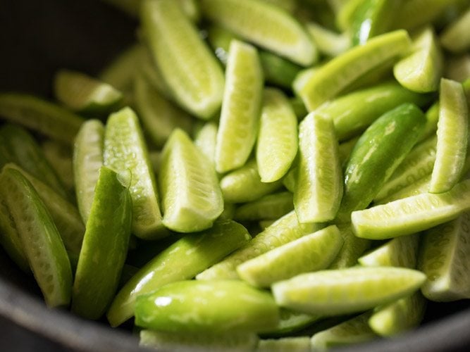 sliced kovakkai added to hot oil in pan 