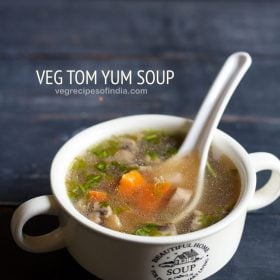 sopa tom yum servida en un tazón de sopa con una cuchara y escalas de texto.