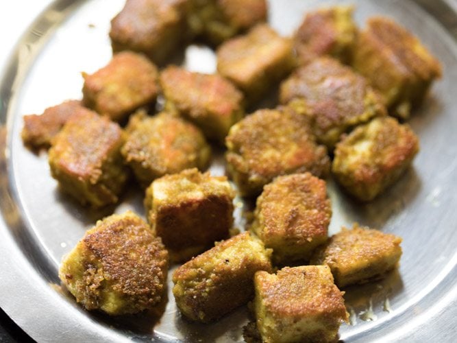 fried hariyali paneer tikka on a plate. 