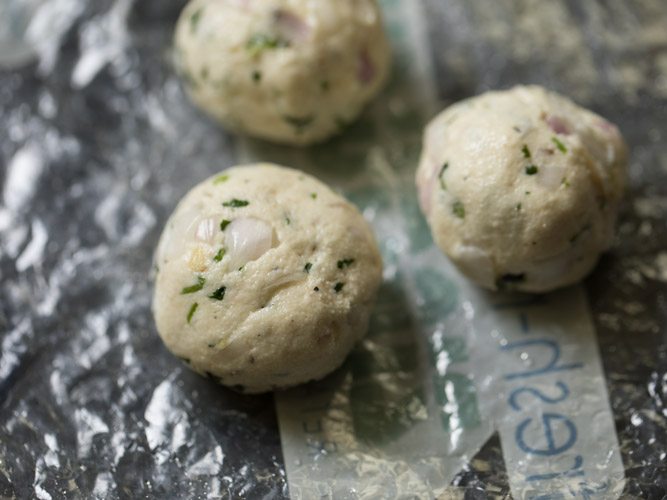 small to medium size balls made form vada mixture.  