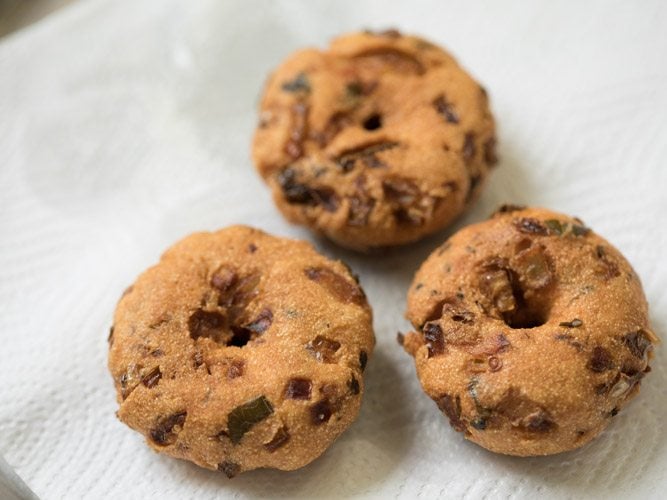 fried vadas placed on kitchen paper towel. 