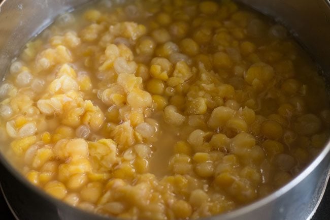 cooked dried white peas for ragda chaat. 