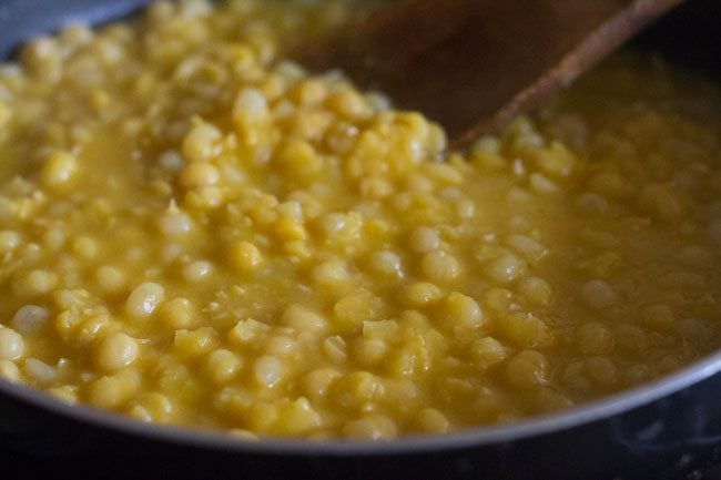 spice powders and salt mixed well in the cooked white peas. 