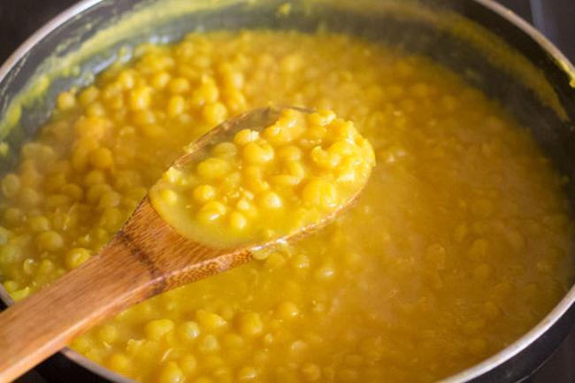 cooked ragda in a wooden spoon. 