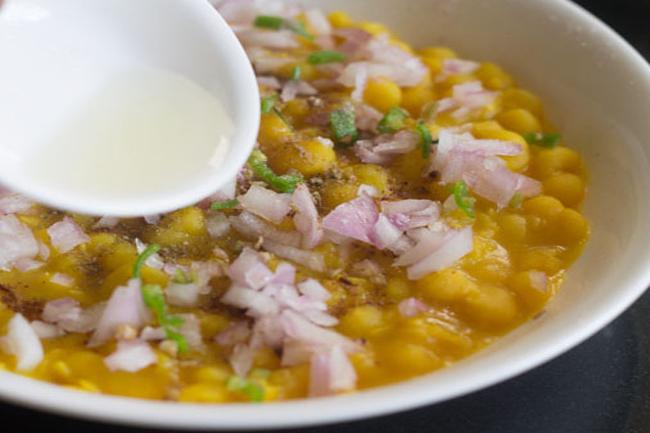 pouring lemon juice on ragda. 