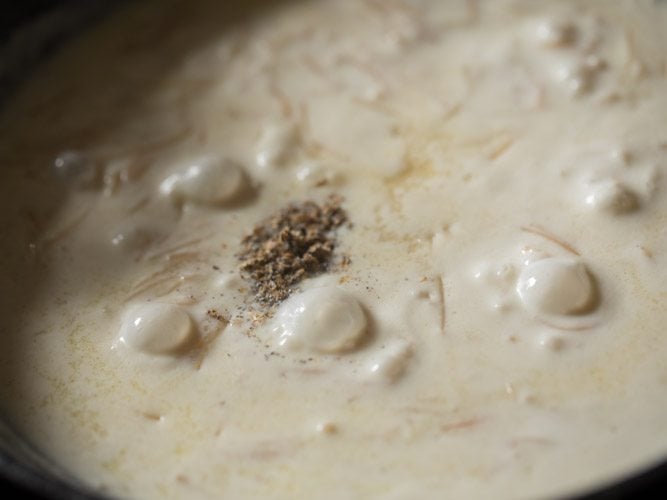 ground cardamom powder on top of semiya payasam