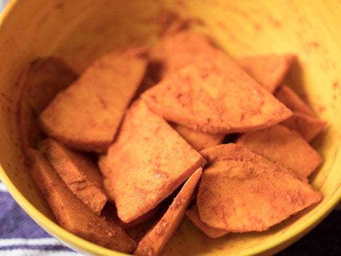 suran slices mixed coated with the spices