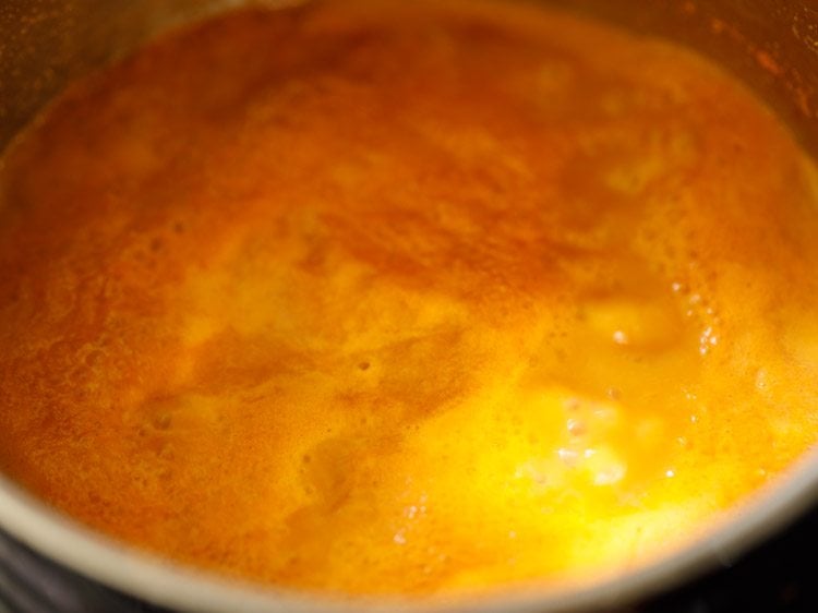 boiling the tomato saar. 