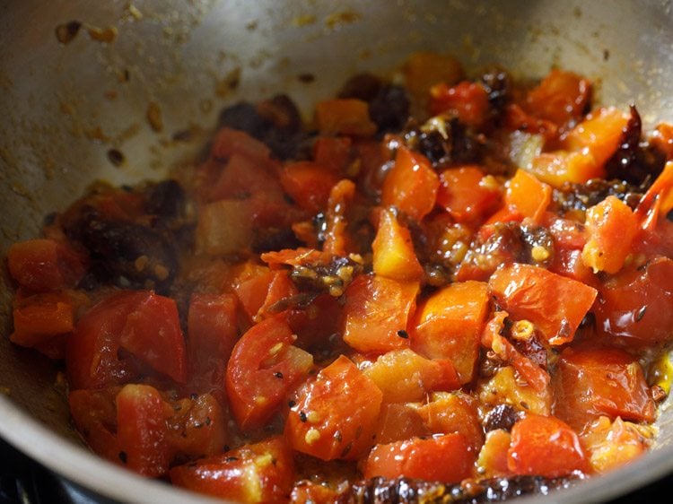 making Bengali tomato khejur chutney recipe