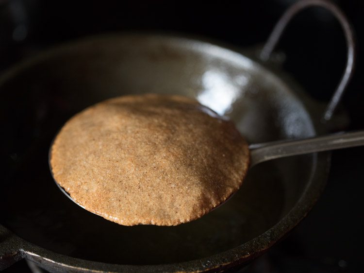 making kuttu ki poori recipe