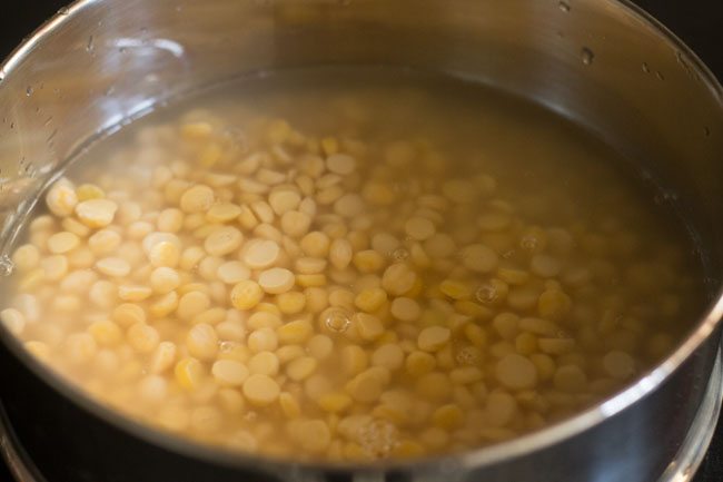 drained chana dal and water added to a vessel. 