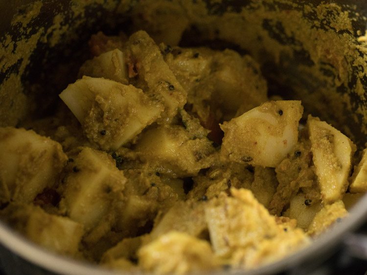 making flower batata rassa recipe