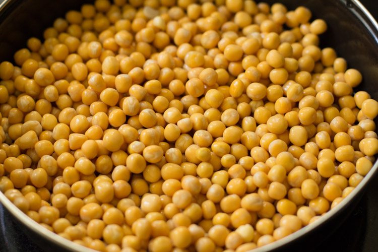 white peas in a black bowl