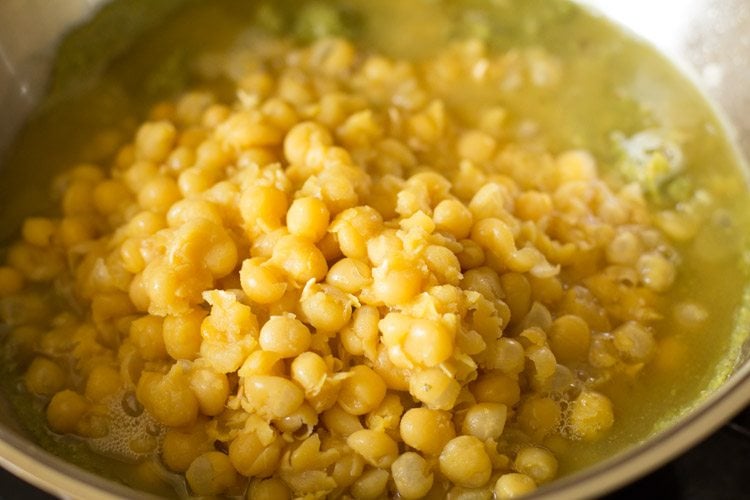 remaining cooked white peas added to pan