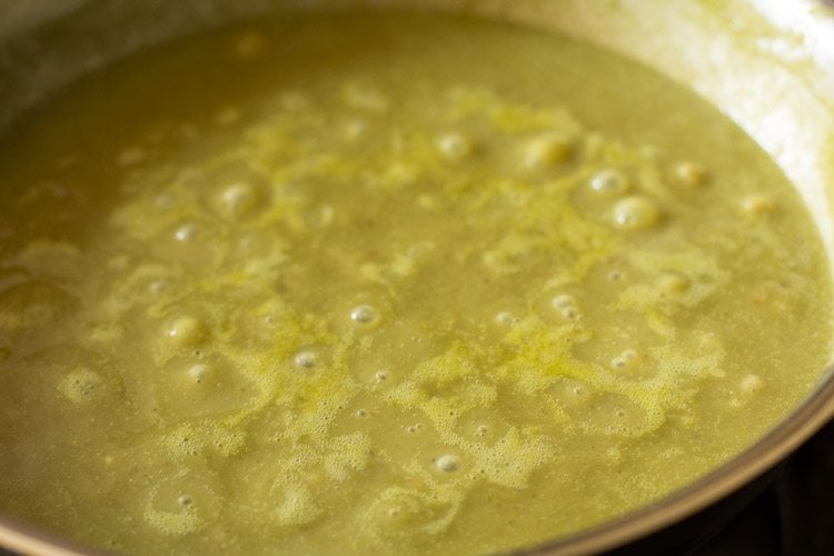 mix and simmering the peas gravy