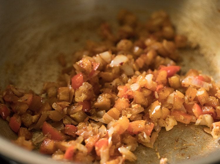 spice powders mixed well with the onion mixture. 