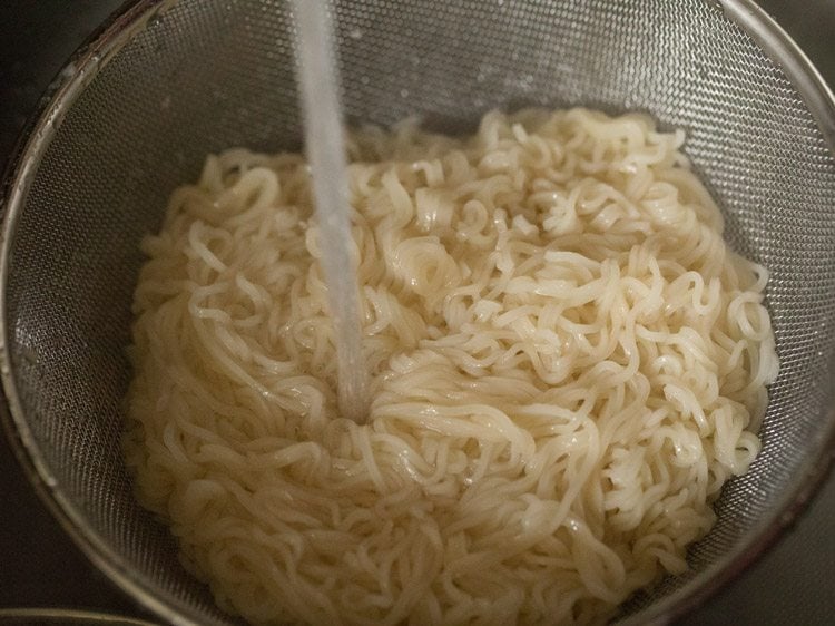 rinsing cooked noodles in running water. 