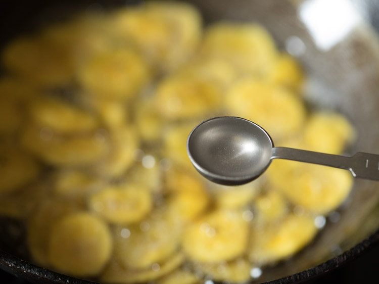 making Kerala nendran banana chips recipe