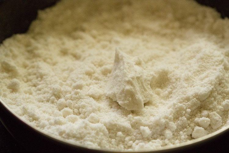 checking the right texture of the flour mixture. 