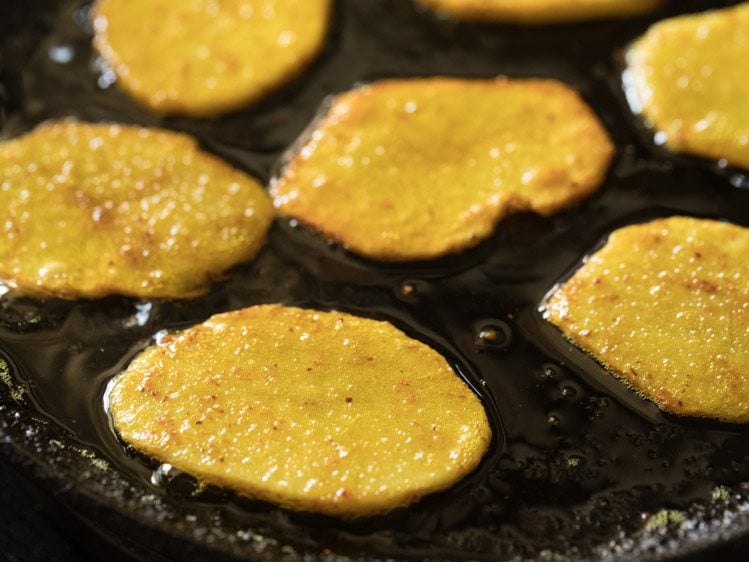frying potato slices till both sides are evenly golden and crisp. 