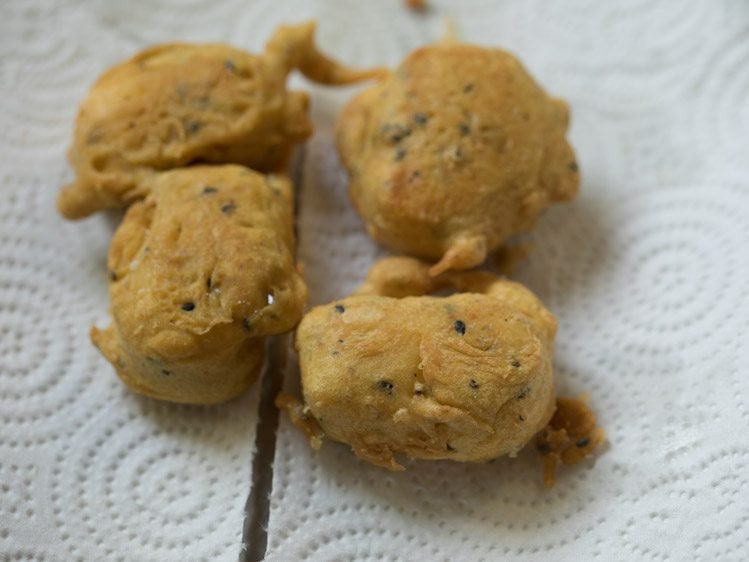 fried cheese pakoda placed on kitchen paper towel. 