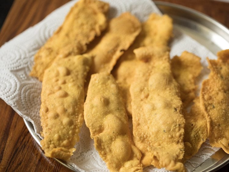 fried fafda kept on kitchen paper towel. 