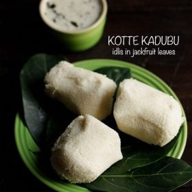 kotte kadubu served on jackfruit leaves placed on a green colored plate with a bowl of chutney kept in the background and text layovers.