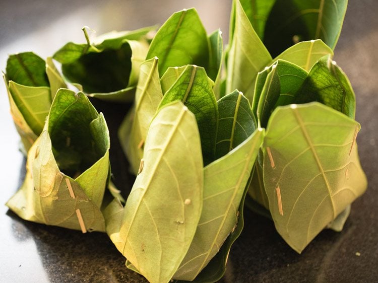 making kotte kadubu recipe, making idli in jackfruit leaves