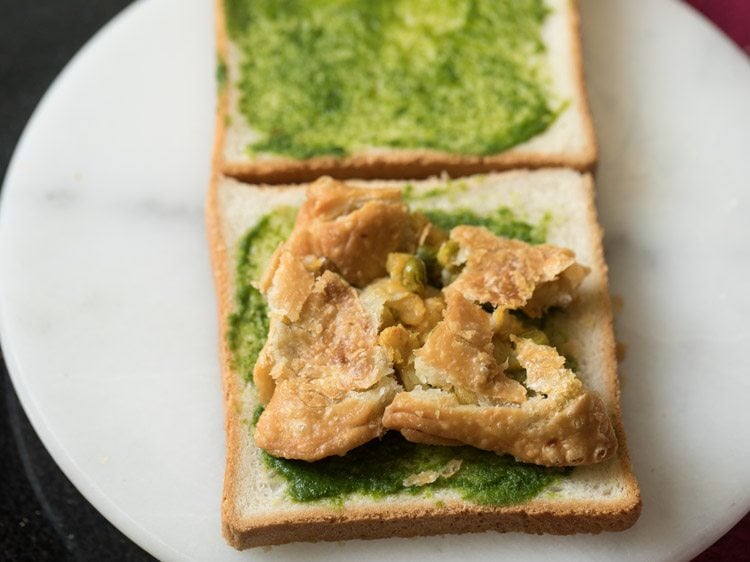 samosa placed on bread slices