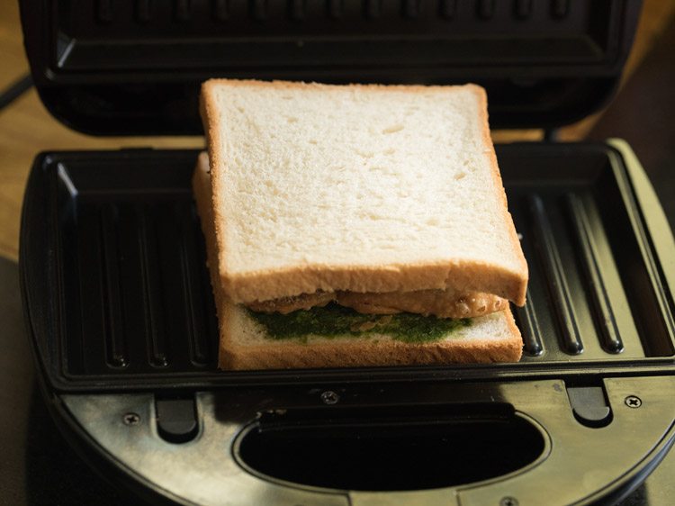 samosa sandwich in sandwich maker