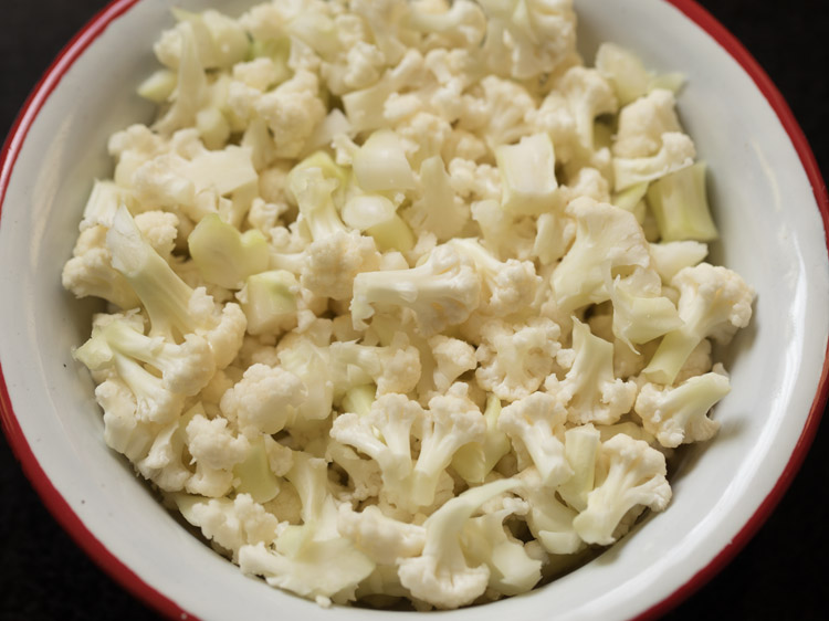 chopped cauliflower florets for shingara. 