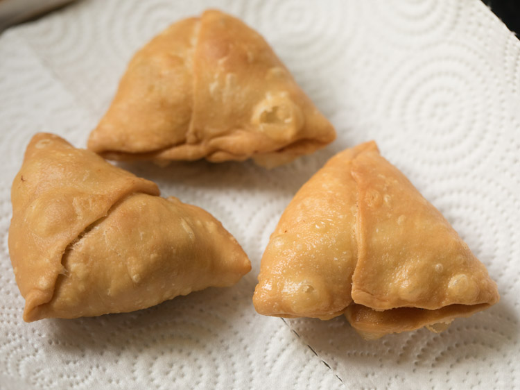 fried shingara on a kitchen paper towel. 