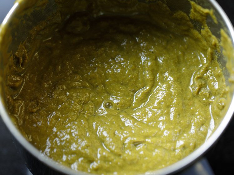 saag mixture blended to a smooth consistency. 
